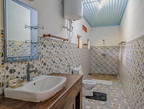Toilette équipé de chauffe eau
