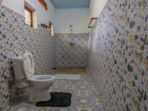 Toilette équipé de chauffe eau